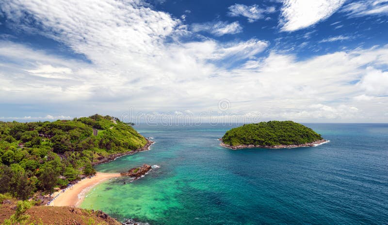 Praia de Phuket, ilha tropical e opinião do mar. verão de Tailândia