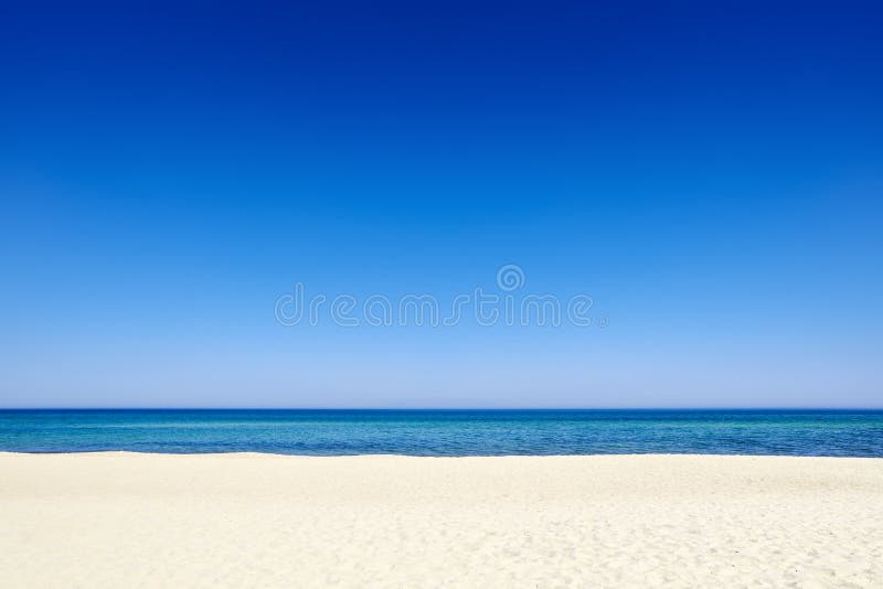 Praia do fundo da areia da costa de mar do céu azul do verão imagem de stock royalty free Praia do fundo da areia da costa de mar do céu azul do verão imagem de stock royalty free