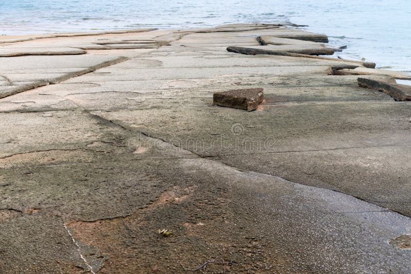Praia natural de conchas fossilizadas ou Cemitério de Conchas imagens de stock royalty free