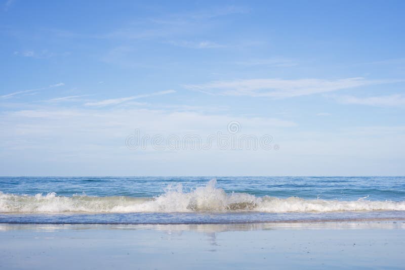 Praia e mar tropicais bonitos em Nang Ram Beach, distrito de Sattahip, prov?ncia de Chonburi, Tail?ndia fotografia de stock Praia e mar tropicais bonitos em Nang Ram Beach, distrito de Sattahip, prov?ncia de Chonburi, Tail?ndia fotografia de stock