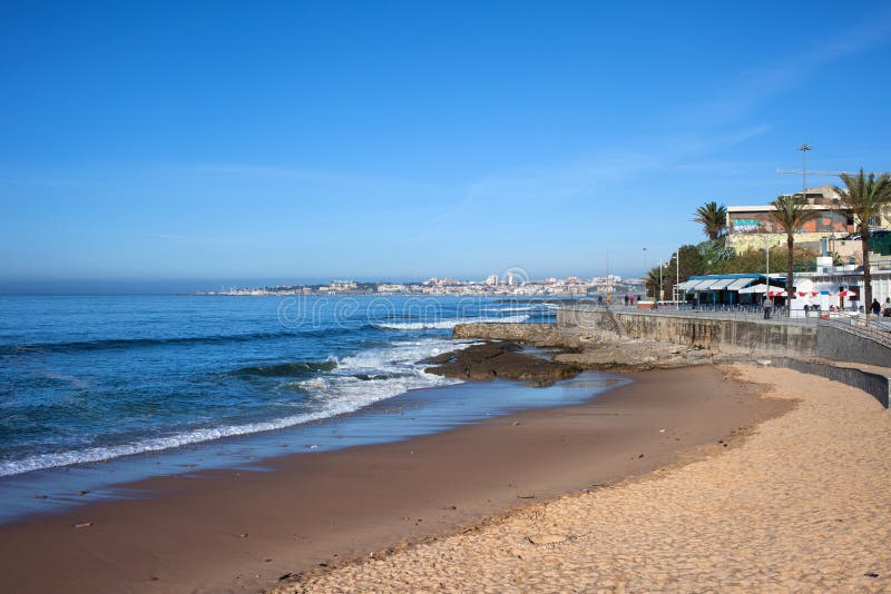 Praia e Oceano Atlântico em Estoril imagem de stock
