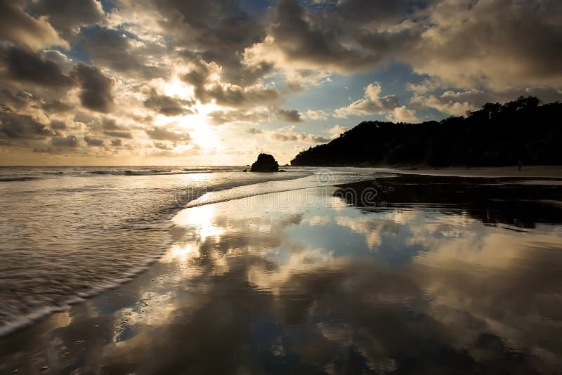 Praia na Costa Rica com reflexo perfeito imagens de stock