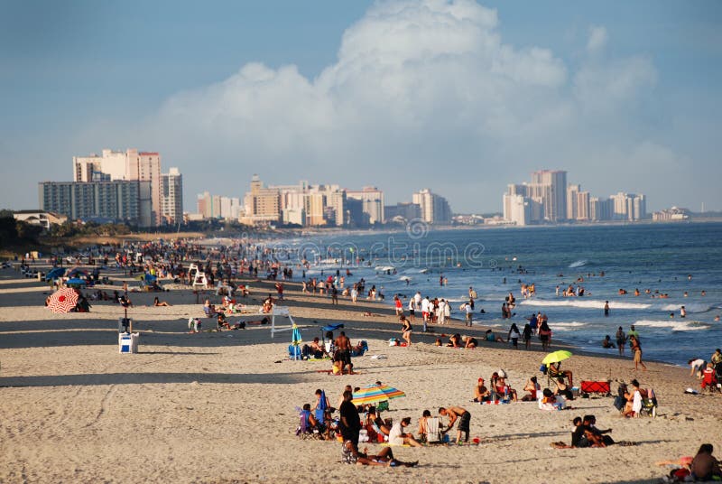 A praia encheu-se com os povos em Myrtle Beach, South Carolina foto de stock A praia encheu-se com os povos em Myrtle Beach, South Carolina foto de stock