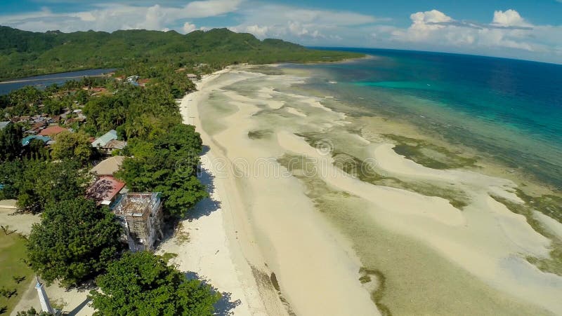 Praia filipino Silhueta do homem de negócio Cowering Cidade de Anda fotografia de stock Praia filipino Silhueta do homem de negócio Cowering Cidade de Anda fotografia de stock