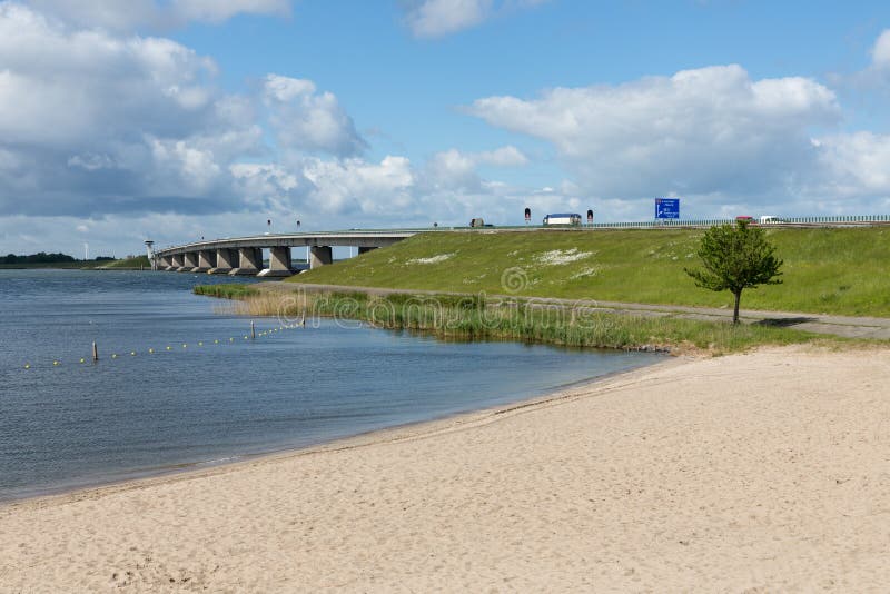 Praia holandesa e ponte concreta entre Emmeloord e Lelystad imagem de stock Praia holandesa e ponte concreta entre Emmeloord e Lelystad imagem de stock