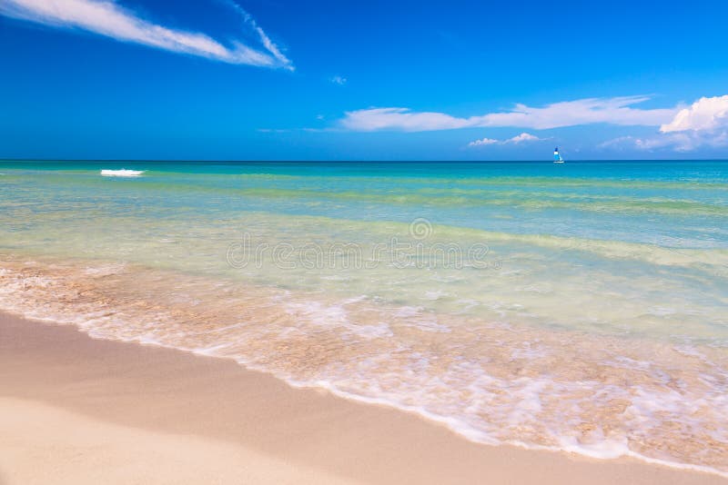 A praia maravilhosa tropical de Varadero em Cuba com veleiro em um dia ensolarado com água de turquesa e o céu azul férias fotos de stock royalty free A praia maravilhosa tropical de Varadero em Cuba com veleiro em um dia ensolarado com água de turquesa e o céu azul férias fotos de stock royalty free
