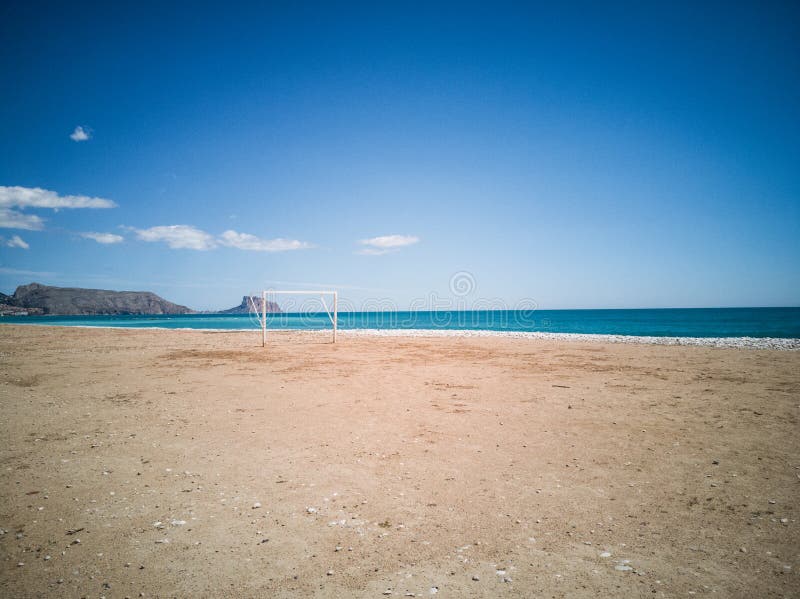 Praia, montanhas e um objetivo do futebol fotos de stock