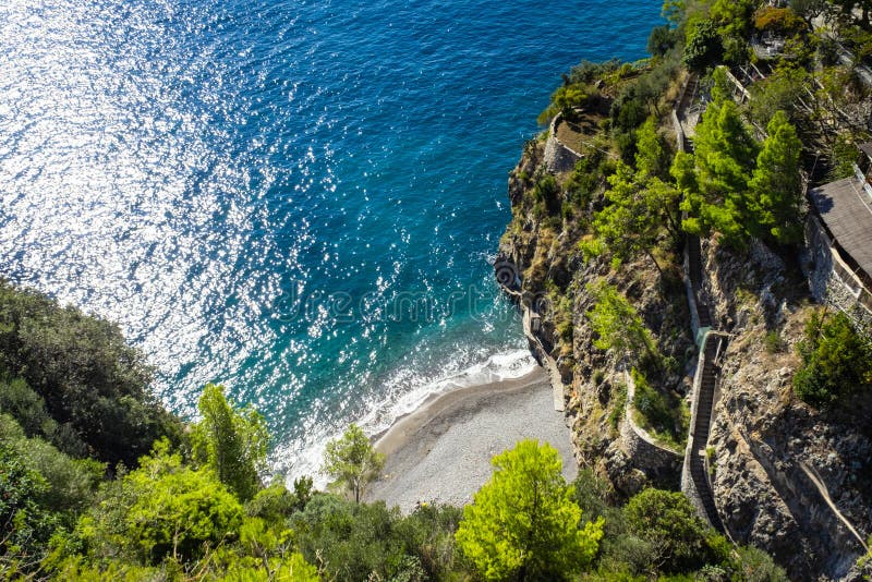Praia quieta na costa de amalfi perto de Positano imagem de stock Praia quieta na costa de amalfi perto de Positano imagem de stock