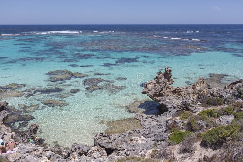 Praia rochosa na ilha de Rottnest, Austrália Ocidental, Austrália foto de stock Praia rochosa na ilha de Rottnest, Austrália Ocidental, Austrália foto de stock
