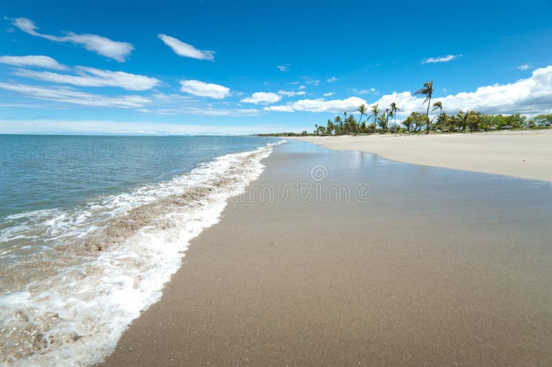 Praia tropical branca larga de Sandy