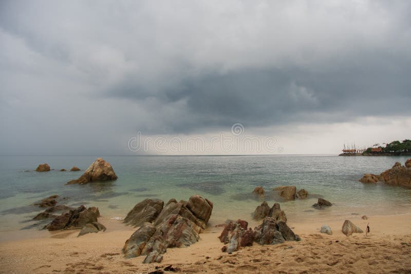 Praia tropical no tempo nebuloso e stomy em Koh Phangan, Tailândia foto de stock Praia tropical no tempo nebuloso e stomy em Koh Phangan, Tailândia foto de stock