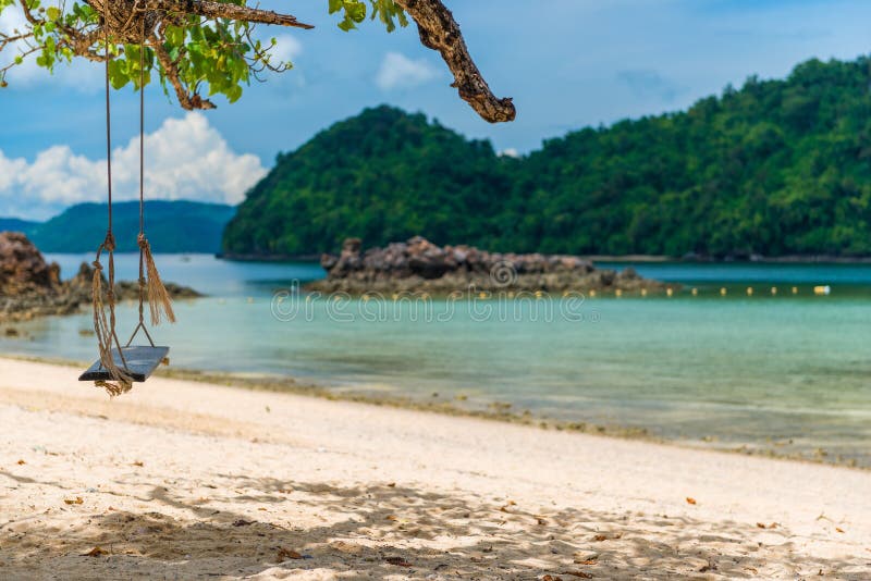 Praia tropical vazia bonita imagens de stock royalty free