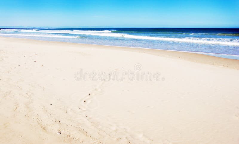 Praia vazia com areia branca fotografia de stock royalty free