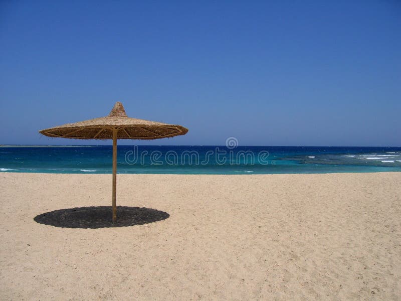 Praia vazia com guarda-sol imagem de stock royalty free