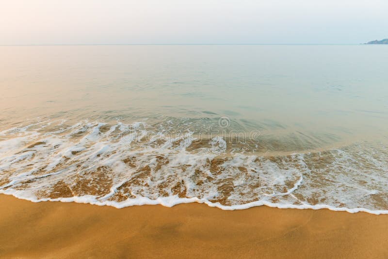 Praia vazia de Sandy e o oceano imagens de stock royalty free