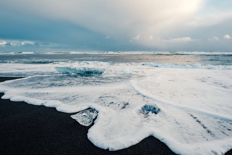 Praia vulcânica preta perto da lagoa da geleira de Jokulsarlon, inverno Islândia fotos de stock Praia vulcânica preta perto da lagoa da geleira de Jokulsarlon, inverno Islândia fotos de stock
