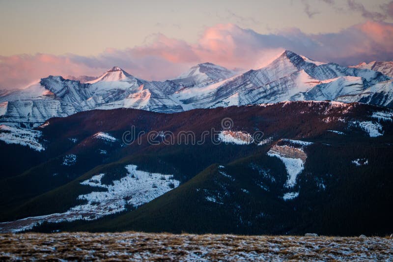 Praire-Gebirgsausblick auf die Oberseite zur Sonnenaufgangzeit, kampierend auf die Oberseite, windiger Morgen, schöner rosa Sonne lizenzfreie stockfotografie Praire-Gebirgsausblick auf die Oberseite zur Sonnenaufgangzeit, kampierend auf die Oberseite, windiger Morgen, schöner rosa Sonne lizenzfreie stockfotografie