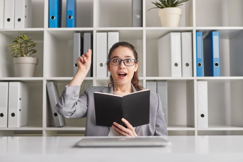 Junge Geschaftsfrau Die Oben Mit Idee Auf Schreibtisch Im Buro Zeigt Stockfoto Bild Von Buro Idee