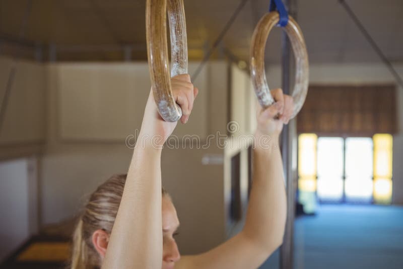 Praktiserande gymnastik för kvinnlig gymnast på cirklar royaltyfri bild Praktiserande gymnastik för kvinnlig gymnast på cirklar royaltyfri bild