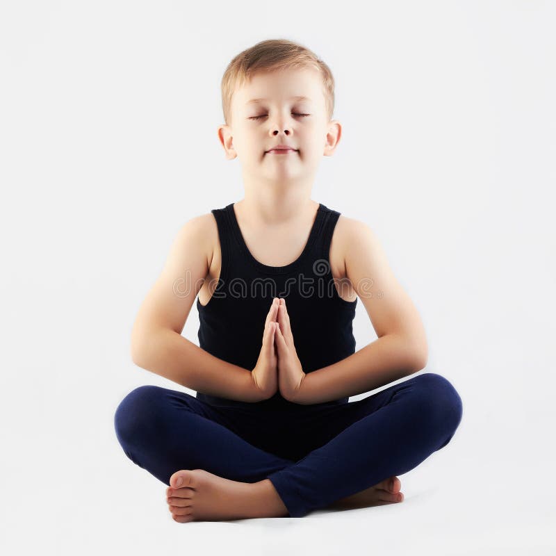 Praktiserande yoga för attraktivt barn pysen gör yoga royaltyfri foto