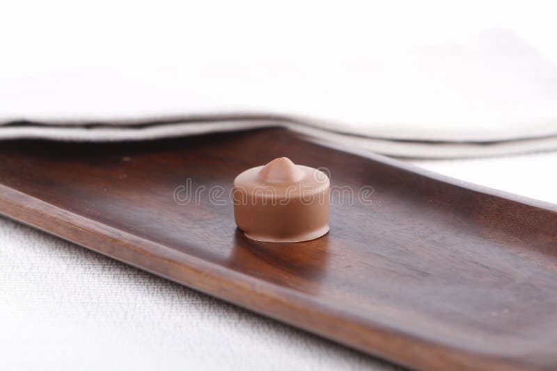 Praline auf einem hölzernen Brett stockbild Praline auf einem hölzernen Brett stockbild
