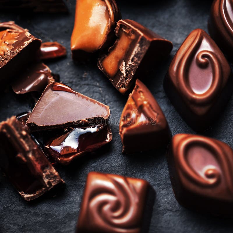 Pralinen auf schwarzer Tabelle, Draufsicht Praline Chocolate-Schalter lizenzfreies stockbild Pralinen auf schwarzer Tabelle, Draufsicht Praline Chocolate-Schalter lizenzfreies stockbild