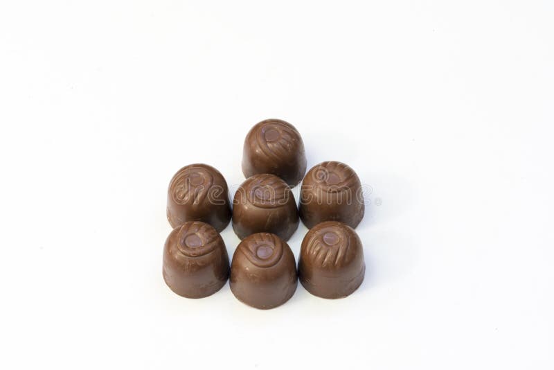 pralines предпосылки изолированные шоколадом белые стоковая фотография rf pralines предпосылки изолированные шоколадом белые стоковая фотография rf
