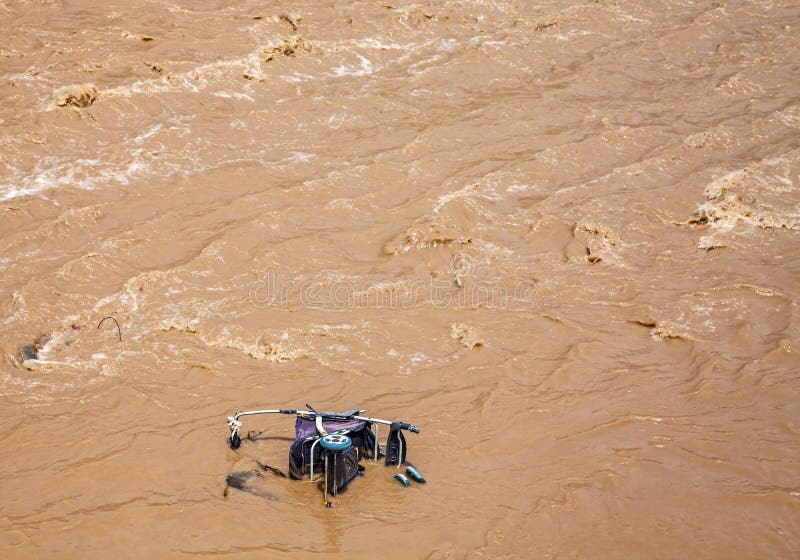 Barnvagn i lerig vatten royaltyfri foto