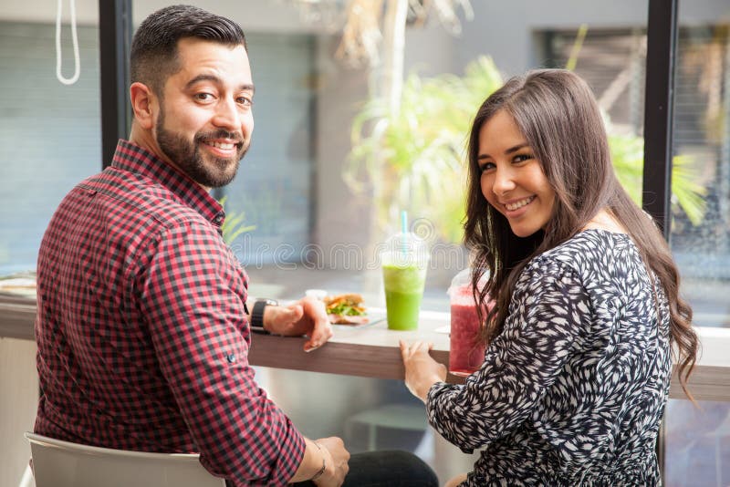 Pranzare felice delle coppie fotografia stock