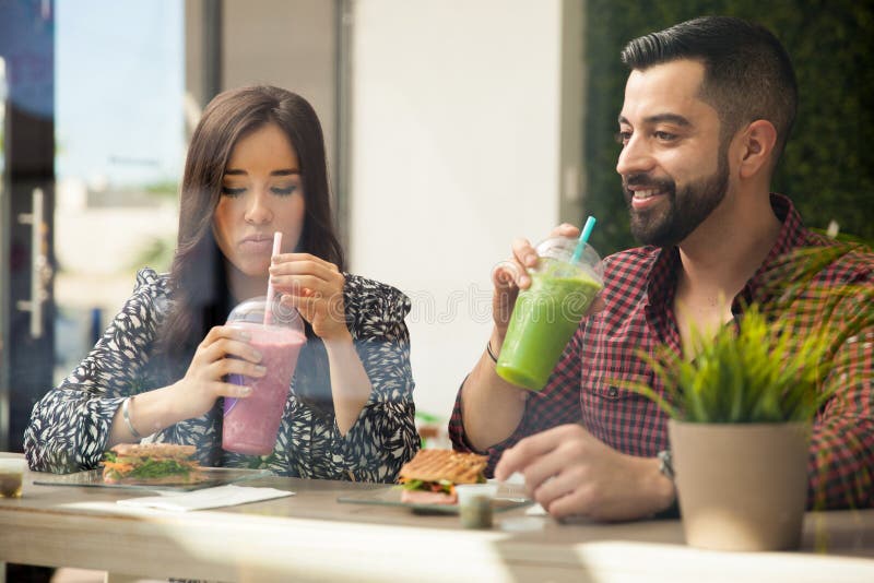 Pranzare insieme fotografie stock