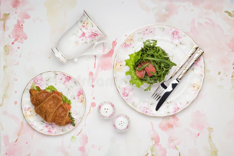 Pranzo con il panino e l'insalata del croissant fotografia stock Pranzo con il panino e l'insalata del croissant fotografia stock