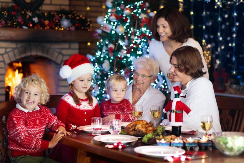 Pranzo Di Natale Famiglia Con I Bambini All Albero Di Natale Immagine Stock Immagine Di Pasto Ragazzo