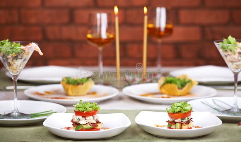 Pranzo romantico di lume di candela per due fotografie stock libere da diritti Pranzo romantico di lume di candela per due fotografie stock libere da diritti