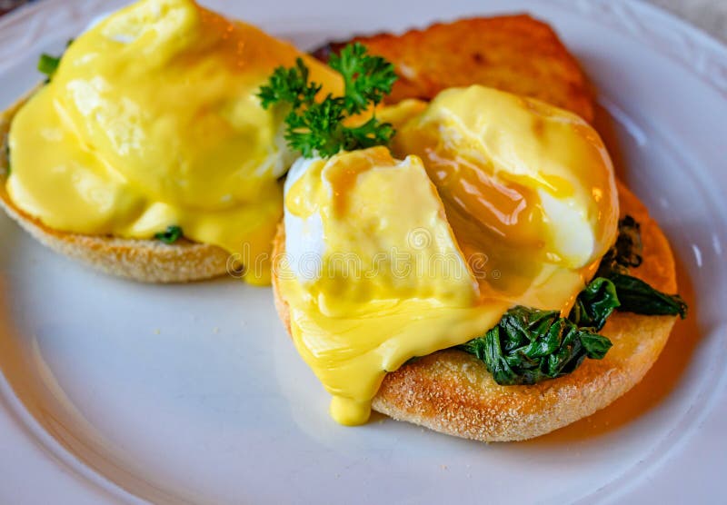 Pranzo vegetariano di fine settimana in Scozia con due uova benedetto sulle muffe fatte in casa con spinaci e salsa hollandaise g fotografia stock Pranzo vegetariano di fine settimana in Scozia con due uova benedetto sulle muffe fatte in casa con spinaci e salsa hollandaise g fotografia stock