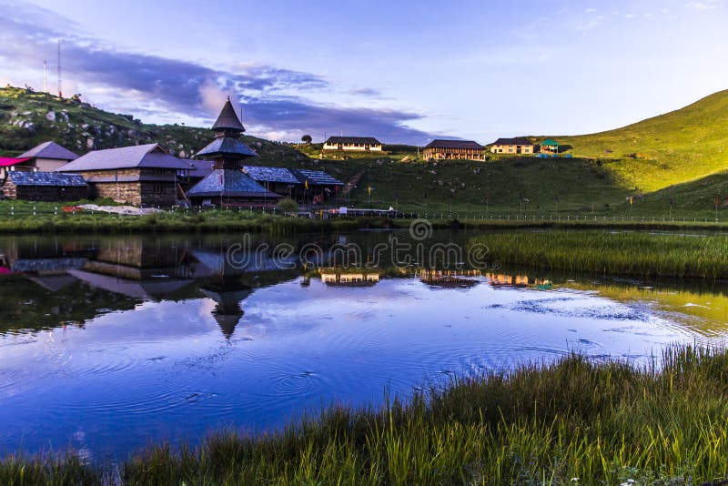 File:Hillock in front of the Prashar Lake (21250561509).jpg