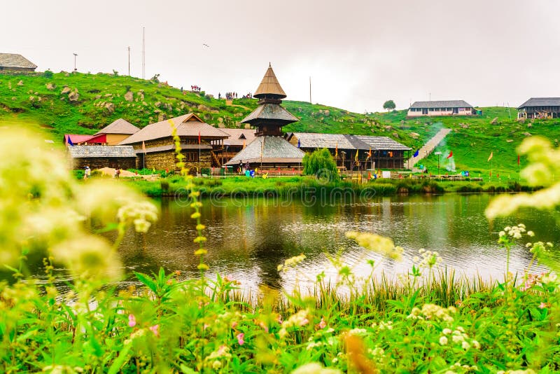 File:Hillock in front of the Prashar Lake (21250561509).jpg