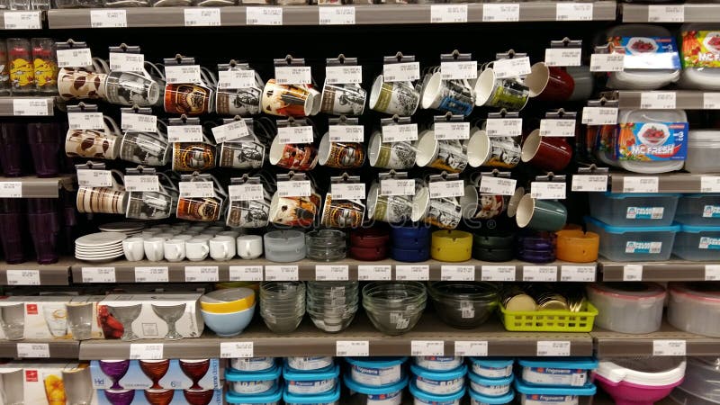 Prateleiras dos copos no supermercado imagem de stock Prateleiras dos copos no supermercado imagem de stock