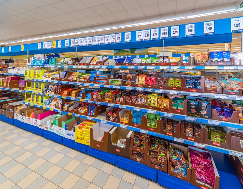 Doce Doce Americano, Chocolate Exibido Nas Prateleiras De Um Walmart Em  Orlando Florida Em Iluminação a Quente Fotografia Editorial - Imagem de  florida, loja: 189172012