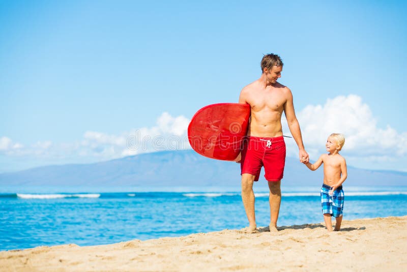 Praticare il surfing andante del figlio e del padre