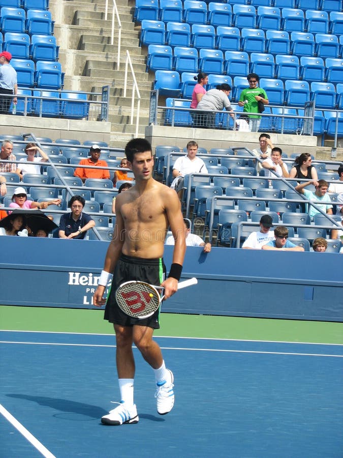 Pratiche professionali di Novak Djokovic del tennis per l'US Open immagine stock Pratiche professionali di Novak Djokovic del tennis per l'US Open immagine stock