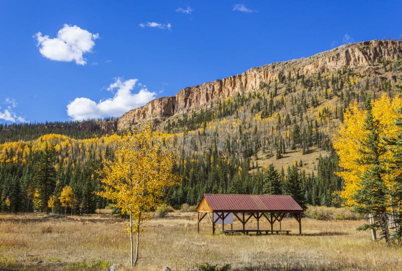 Prato con il riparo a tempo di caduta vicino a Creede Colorado fotografia stock libera da diritti Prato con il riparo a tempo di caduta vicino a Creede Colorado fotografia stock libera da diritti