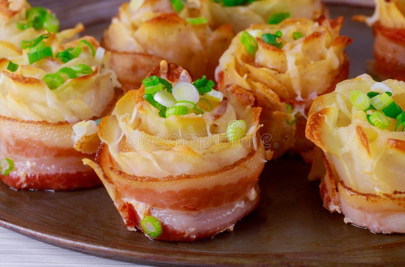 Prato de batatas roasted com bacon do rolo e queijo, cebolas foto de stock Prato de batatas roasted com bacon do rolo e queijo, cebolas foto de stock