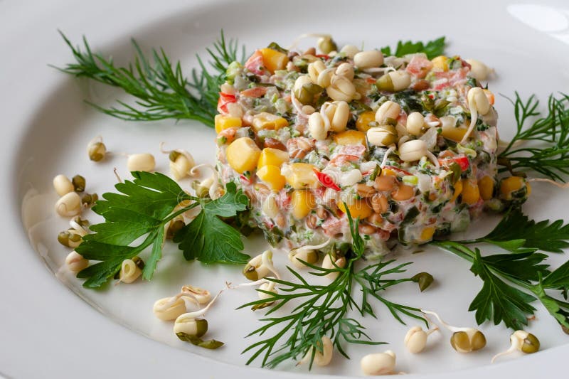 Prato de vegetariano: uma salada dos brócolis, milho, alga, peppe doce fotografia de stock royalty free Prato de vegetariano: uma salada dos brócolis, milho, alga, peppe doce fotografia de stock royalty free