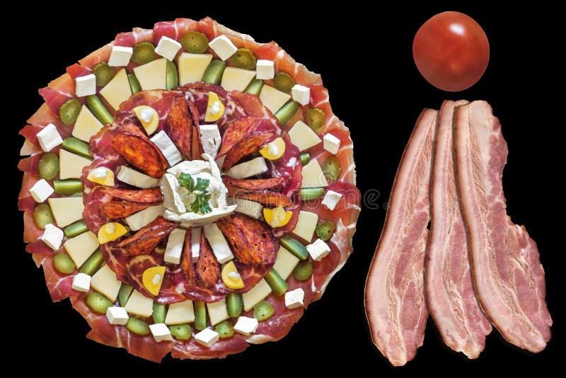 Prato saboroso decorado do aperitivo com as três fatias de toucinho e o Cherry Tomato Isolated do bacon da barriga de carne de po fotografia de stock Prato saboroso decorado do aperitivo com as três fatias de toucinho e o Cherry Tomato Isolated do bacon da barriga de carne de po fotografia de stock