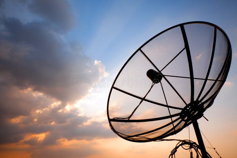 Prato satélite de telecomunicação imagem de stock Prato satélite de telecomunicação imagem de stock