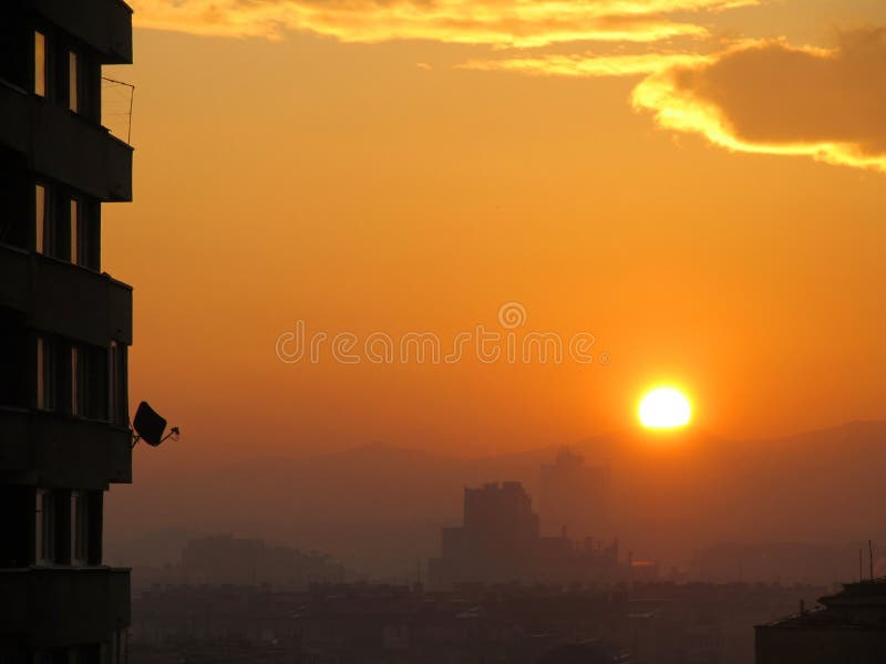 Prato satélite pequeno sobre o por do sol fotos de stock Prato satélite pequeno sobre o por do sol fotos de stock