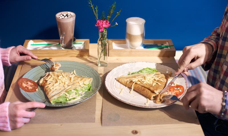 Prato servido bonito com vegetais e queijo Pares novos que comem a omeleta e o caf? deliciosos do caf? da manh? fotos de stock royalty free Prato servido bonito com vegetais e queijo Pares novos que comem a omeleta e o caf? deliciosos do caf? da manh? fotos de stock royalty free