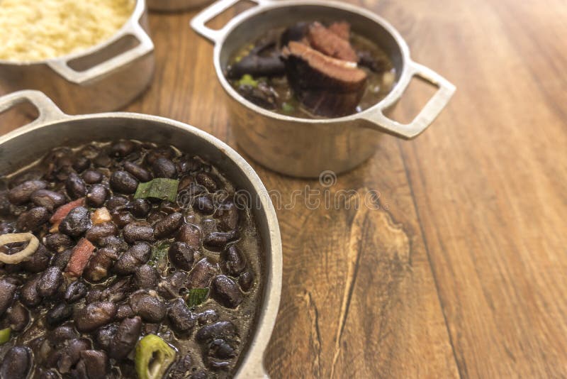 Pratos que são parte do feijoada tradicional, alimento brasileiro típico imagem de stock Pratos que são parte do feijoada tradicional, alimento brasileiro típico imagem de stock