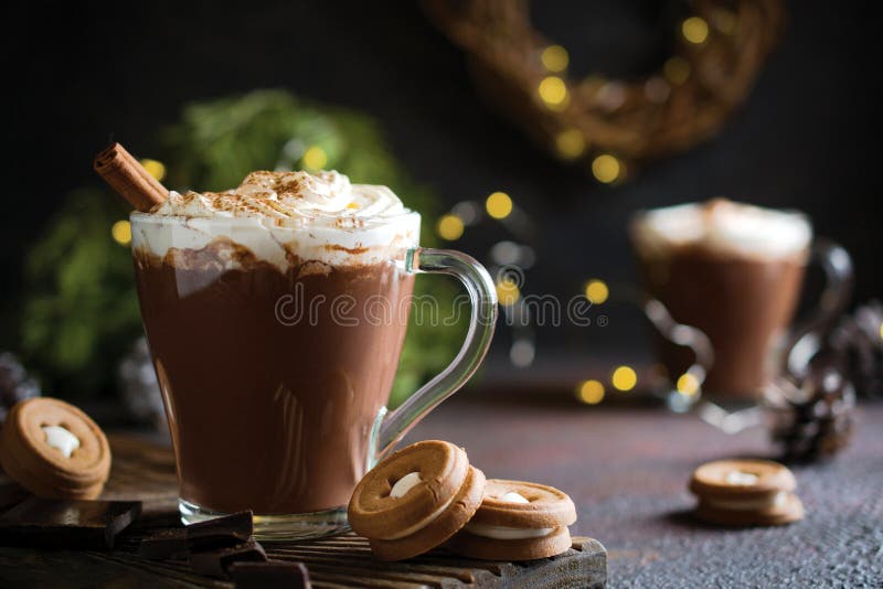 Pratos tradicionais do inverno Natal tradicional da bebida ou ano novo Caneca de chocolate aromático quente e picante com chantil foto de stock Pratos tradicionais do inverno Natal tradicional da bebida ou ano novo Caneca de chocolate aromático quente e picante com chantil foto de stock