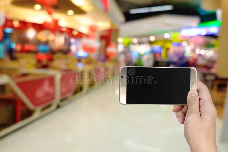 Prawa ręka używać mądrze telefon z pustym ekranem na abstrakcjonistycznej plamie obrazy stock Prawa ręka używać mądrze telefon z pustym ekranem na abstrakcjonistycznej plamie obrazy stock